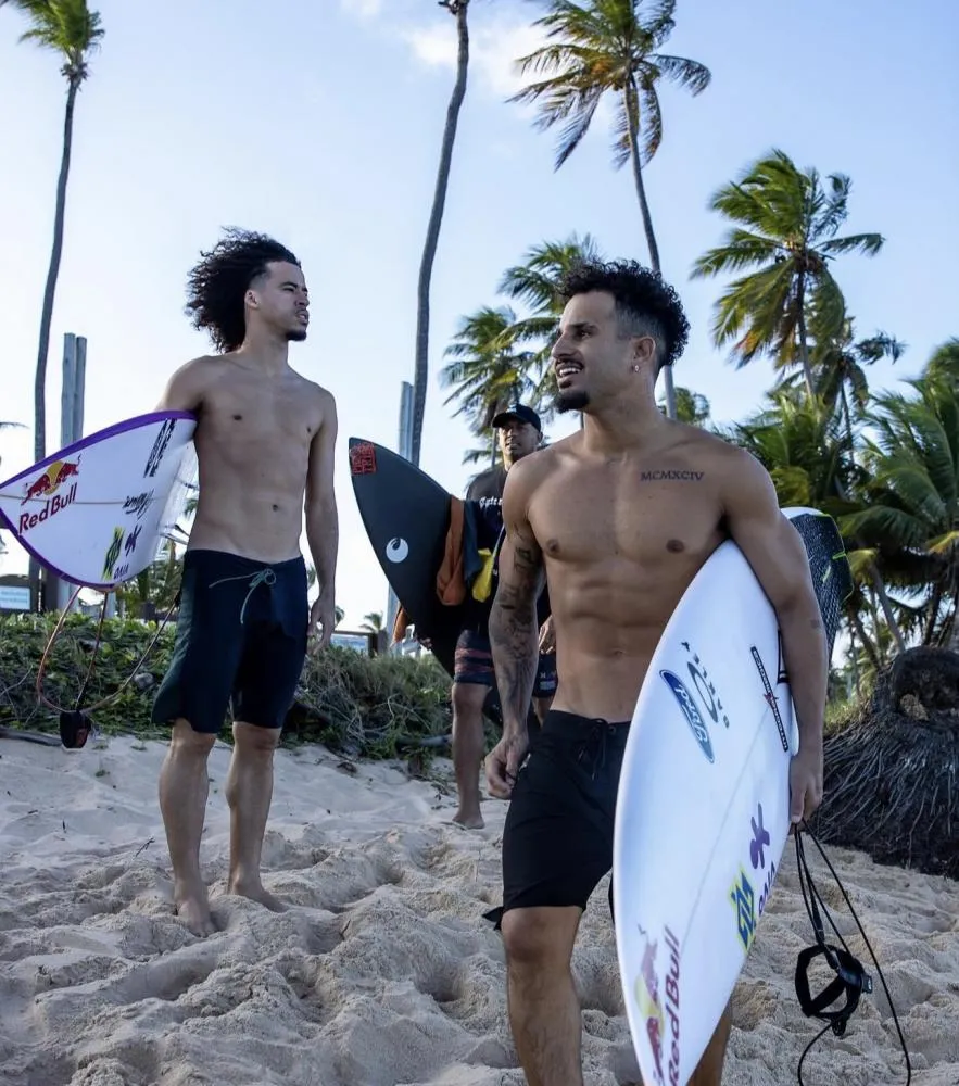 Surfista Ítalo Ferreira e o cantor L7 pegam onda e curtem em Praia do Forte
