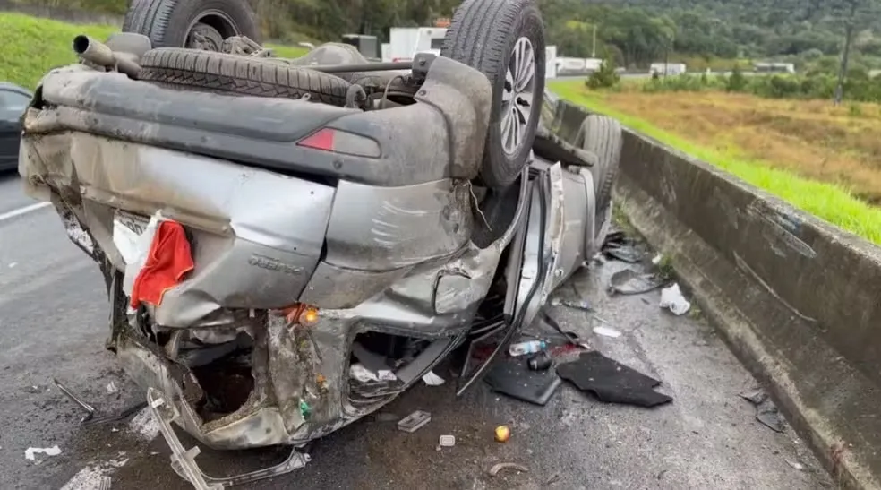 Dunga, ex-técnico da Seleção Brasileira, e esposa ficam feridos após carro capotar no Paraná