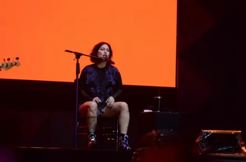 Após cirurgia de emergência, Pitty volta aos palcos e faz show sentada