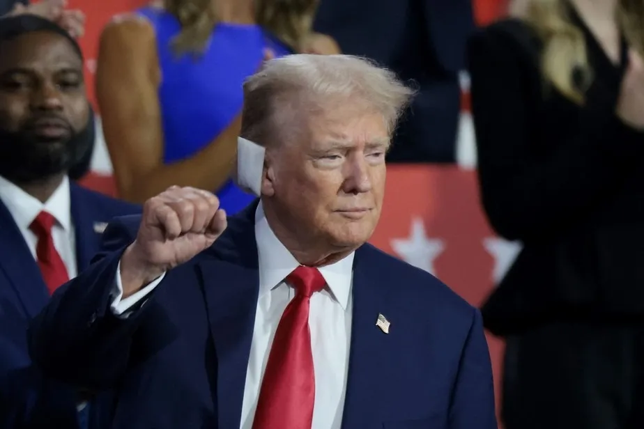 Com curativo na orelha, Trump faz primeira aparição após atentado