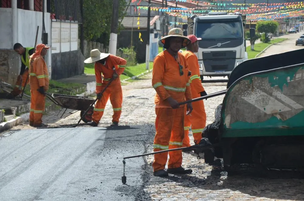 Obras de pavimentação asfáltica começam na Sede e população comemora
