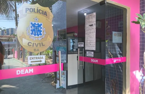 Homem é preso ao tentar invadir delegacia para agredir mulher