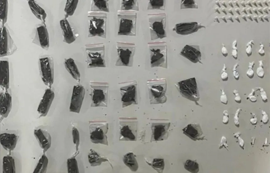Mulher é presa em posse de maconha e cocaína durante ação policial em Camaçari