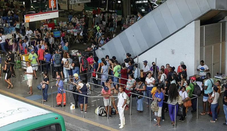 CCR disponibiliza ônibus 'de graça' após pane na Linha 2 do metrô