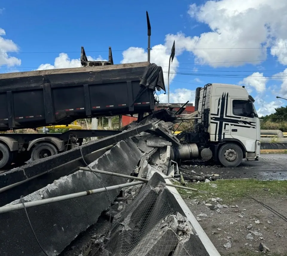 Passarela desaba sobre caçamba no Polo Petroquímico de Camaçari 