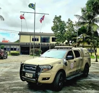 Homem é encontrado dentro de carro com ferimento a bala em Camaçari