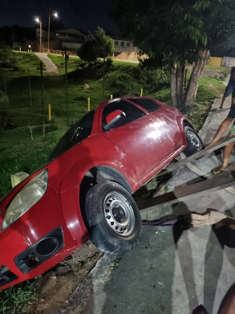 Casal escapa de acidente grave no Entrocamento de Mata de São João