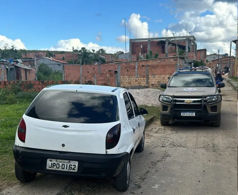 Suspeito abandona carro após troca de tiros com a polícia em Pojuca