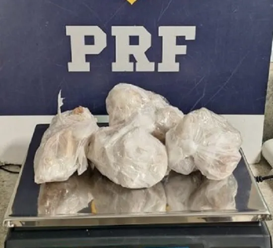 Jovem de 18 anos é presa com mais de 10 kg de drogas em ônibus na Bahia