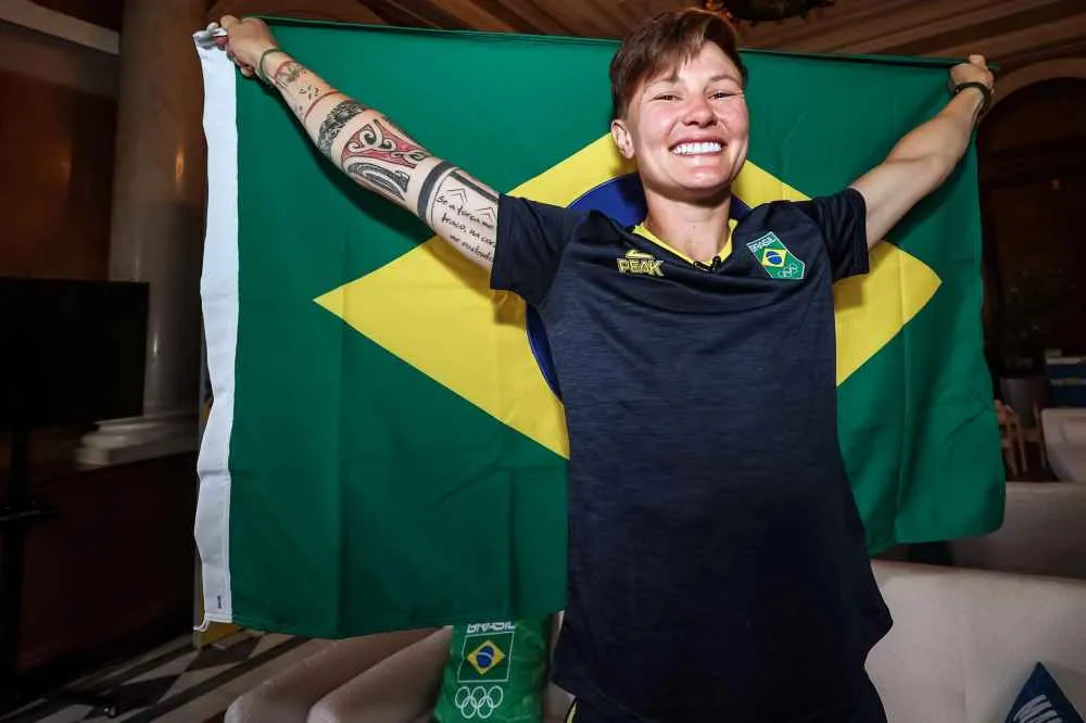 Quem é Raquel Kochhann, porta-bandeira do Brasil que venceu câncer antes dos Jogos Olímpicos