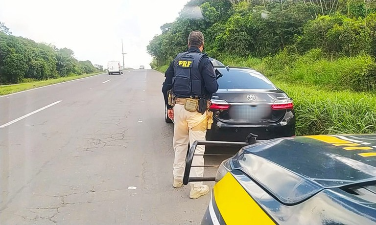 Homem compra carro roubado em feirão de Salvador e é detido pela PRF