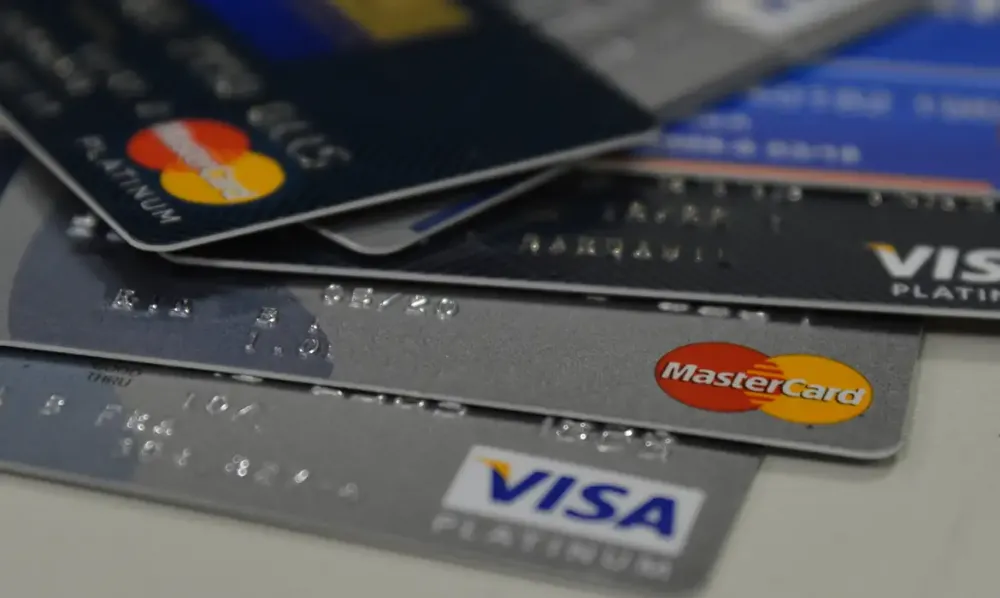 Juros do cartão de crédito sobem e atingem 429,5% ao ano em junho