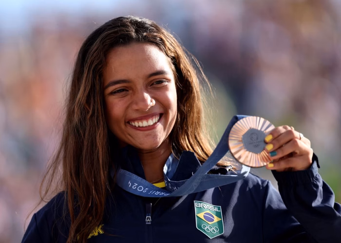 Rayssa Leal, a “fadinha”, leva bronze em disputa emocionante no skate 