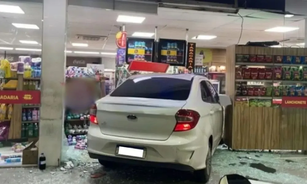 Carro invade loja de conveniência em posto e deixa feridos na Av. Paralela