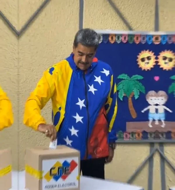 Maduro comemora vitória nas urnas e sugere ataque cibernéticos dos EUA