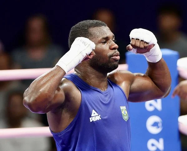 Baiano Wanderley Pereira vence no boxe e vai dar 'revanche' para ucraniano no duelo pelo pódio; Tatiana é eliminada