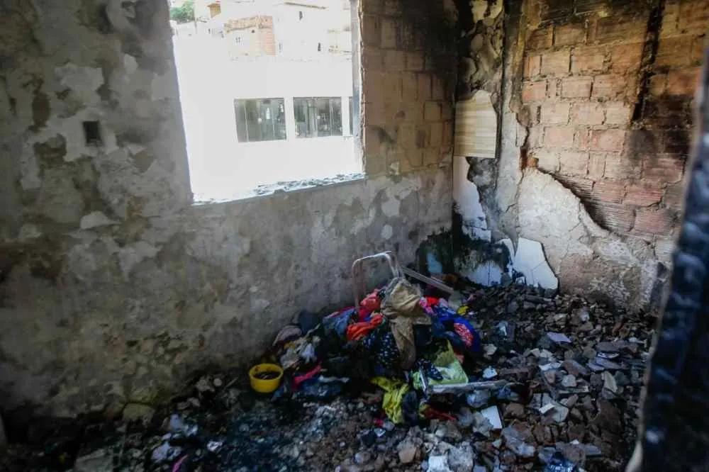 Casa pega fogo após criança acender fósforo em colchão na Federação
