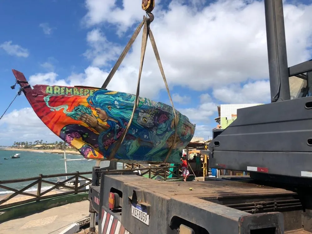 Prefeitura realiza operação de retirada de barcos da praia de Arembepe