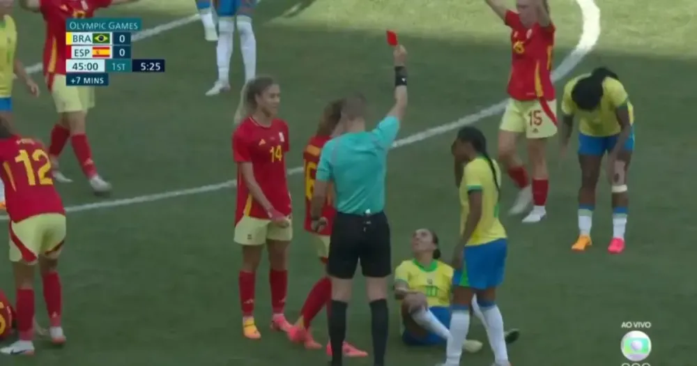 Brasil vê Marta ser expulsa, perde para a Espanha e depende de outros resultados para se classificar