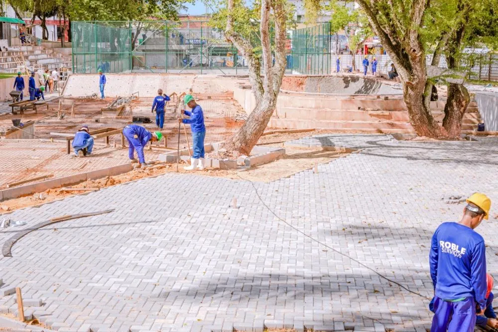 Obra da Praça Primeiro de Maio entra na etapa de reboco dos bares comerciais