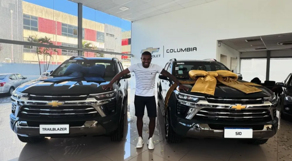 Davi recebe em Salvador carros que ganhou no BBB 24: ‘As crianças chegaram’