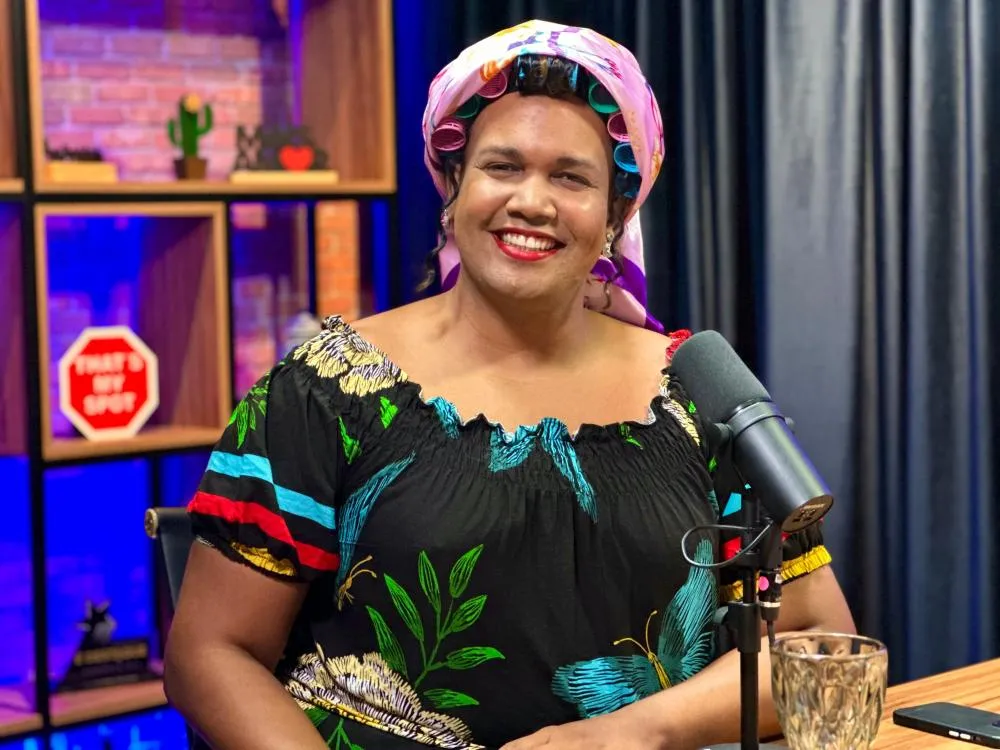Humorista faz sucesso com personagem Dona Maria e soma mais de 200 mi de visualizações nas redes sociais