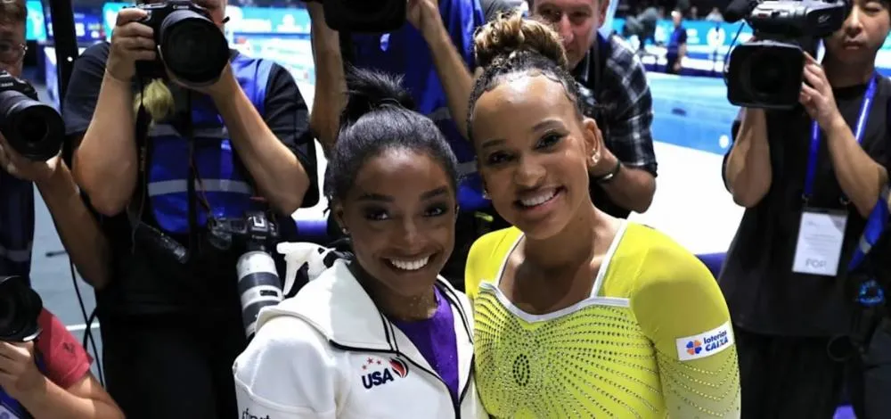 Rebeca Andrade e Simone Biles ficam fora do pódio na final da trave