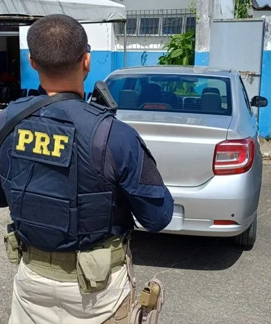 Carro furtado de locadora é recuperado pela PRF na BR 324 em Simões Filho