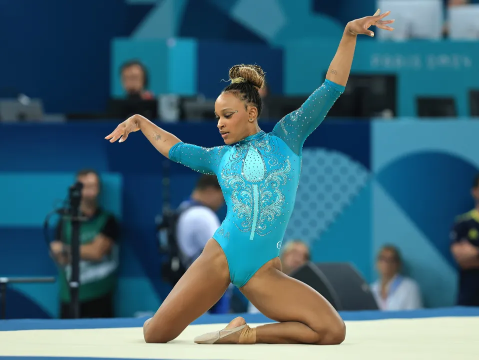 Rebeca Andrade conquista ouro no solo em Paris