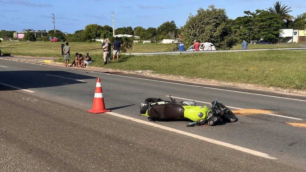 Colisão fatal entre carro e motocicleta deixa um morto na Estrada do Coco