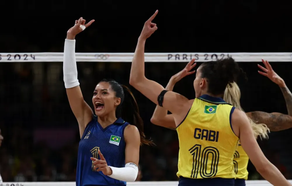 Brasil vence República Dominicana e classifica às semis do vôlei