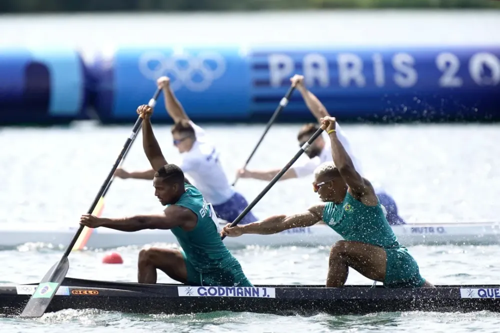 Baianos lideram bateria e classificam às semifinais da canoagem