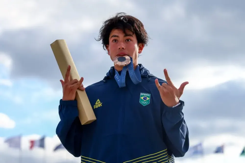 Augusto Akio é bronze no skate park nas Olimpíadas
