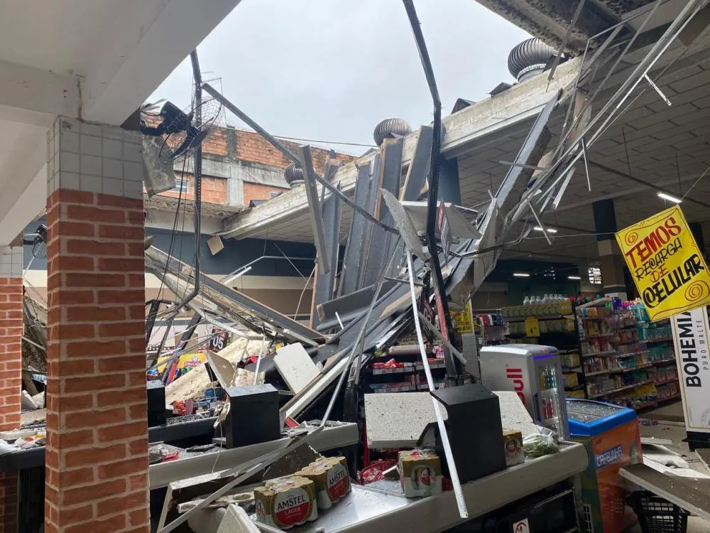 Parte do telhado de supermercado desaba no Centro de Mata de São João
