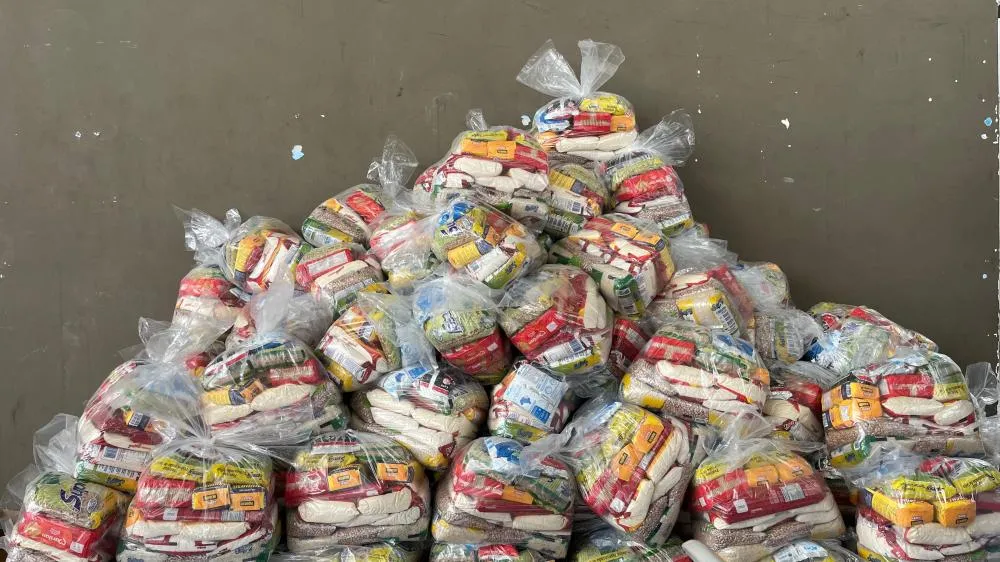 Prefeitura de Dias d’Ávila distribui cestas básicas a famílias em vulnerabilidade social