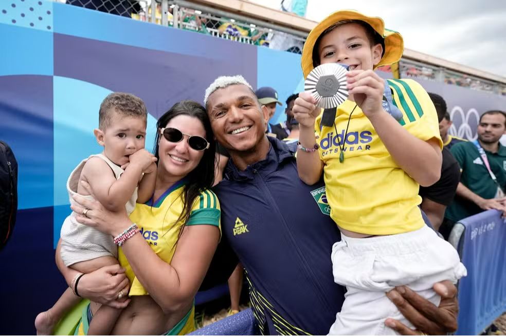 Isaquias Queiroz pede troca da medalha de prata que quebrou durante a comemoração com a família