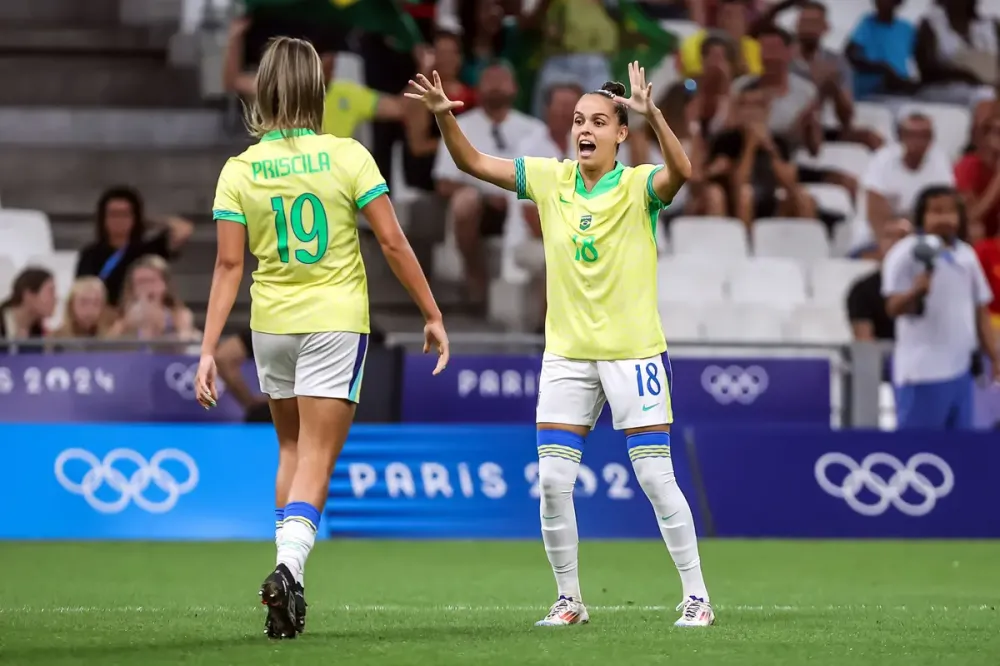 Seleção brasileira de futebol feminino garante medalha de prata em Paris