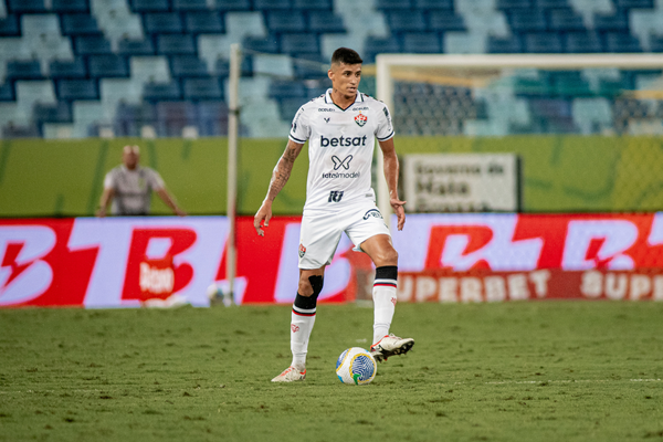 Vitória anuncia renovação de Camutanga até o fim de 2025