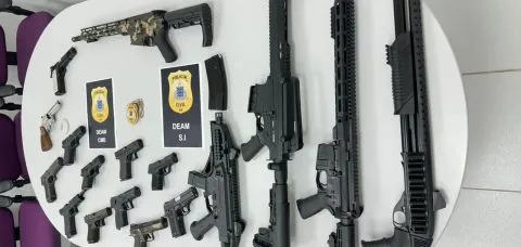 Polícia Civil apreende três fuzis e mais 16 armas de fogo em Salvador