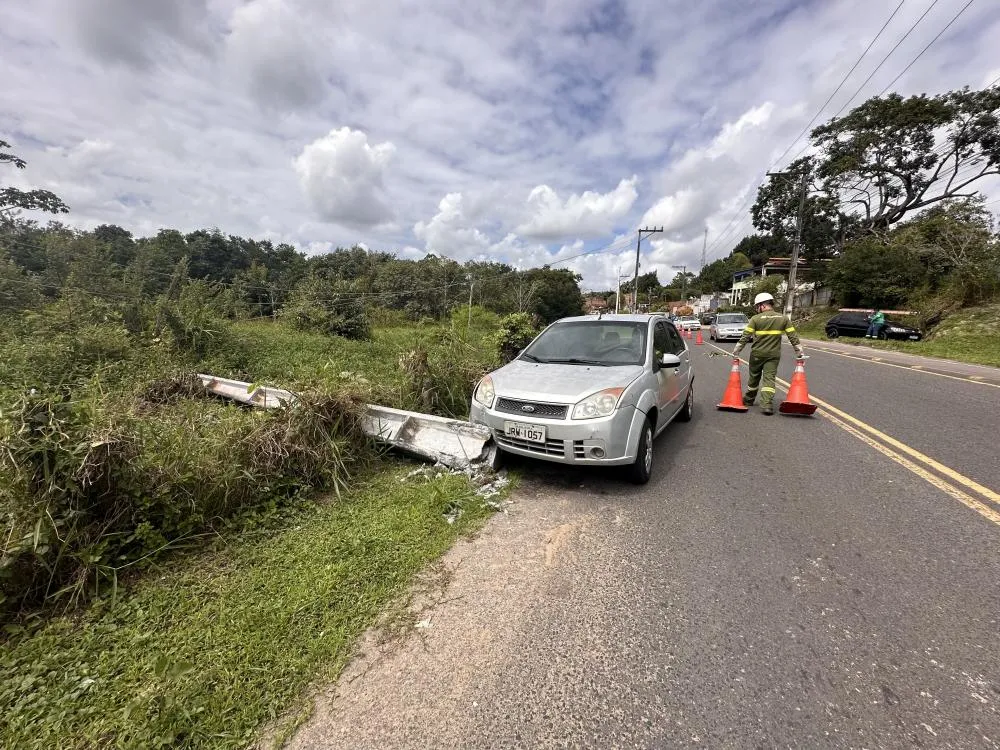 Acidente com veículo de passeio derruba poste e deixa Mata de São João sem energia