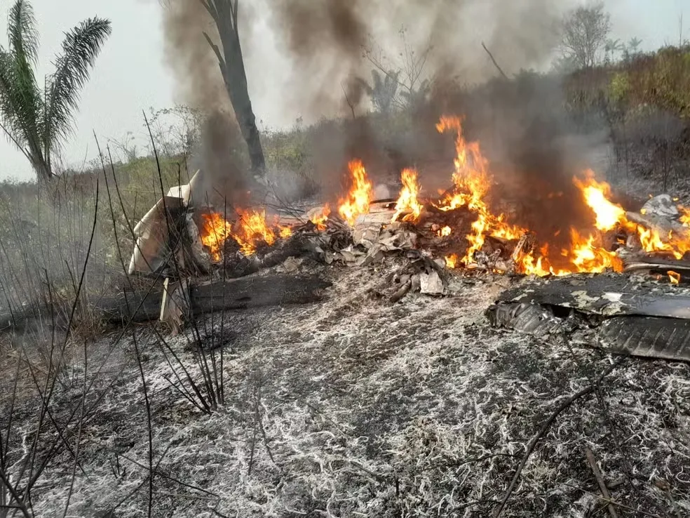 Avião de pequeno porte cai e deixa 5 mortos na zona rural de Mato Grosso