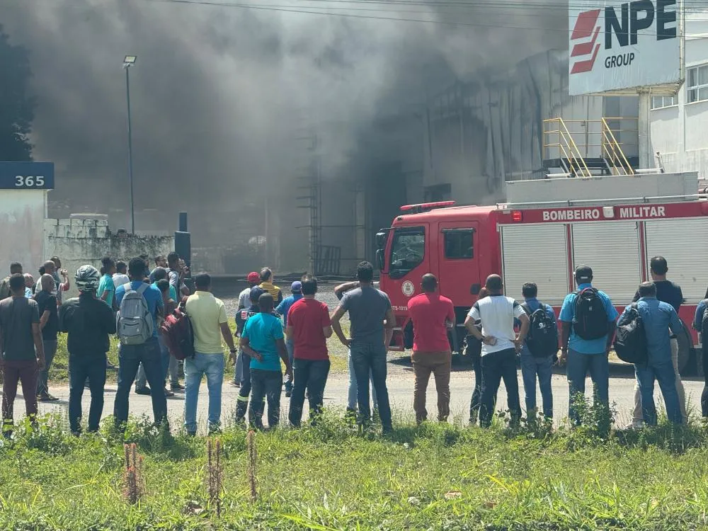 Incêndio de grandes proporções assusta trabalhadores de empresa em Dias d'Ávila