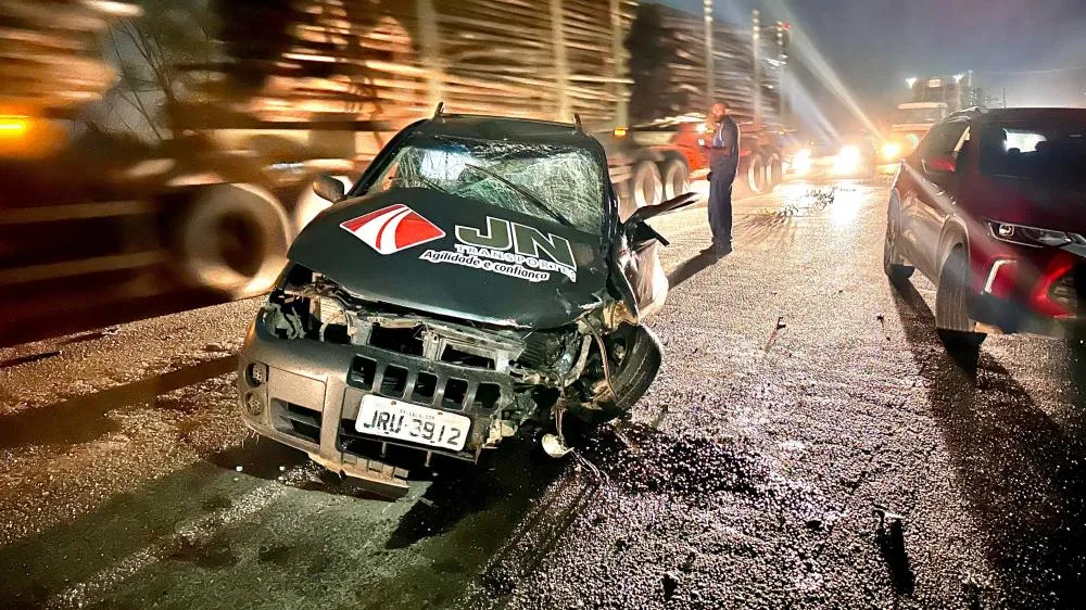 Colisão entre utilitários deixa um ferido grave e dois com lesões leves no viaduto da Caraíba