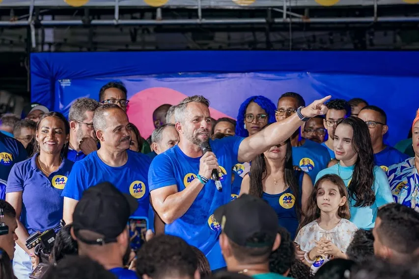 Ao lado do povo, Flávio inaugura Comitê do 44 no centro da cidade