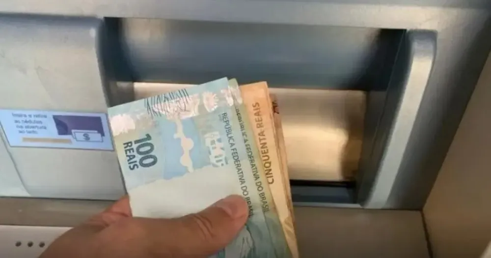Homem vai a banco na Bahia, encontra R$ 2,4 mil e devolve dinheiro para verdadeiro dono