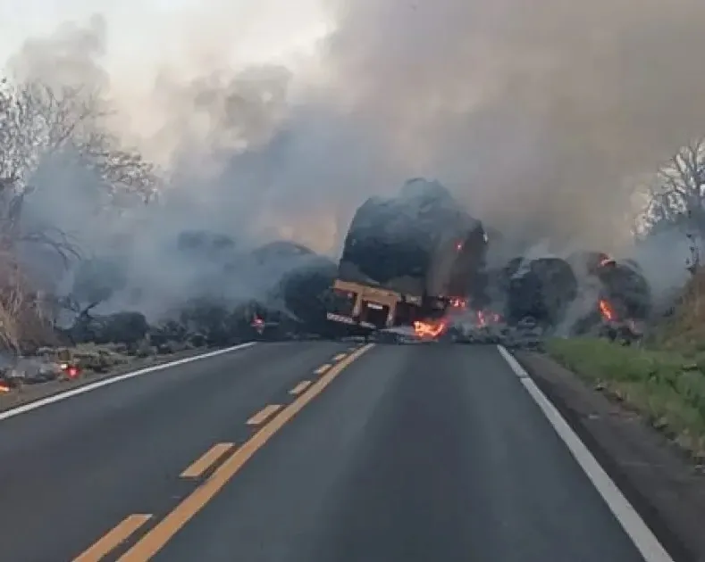 Caminhão pegar fogo e pista fica interditada por 19h na Bahia; veja o vídeo