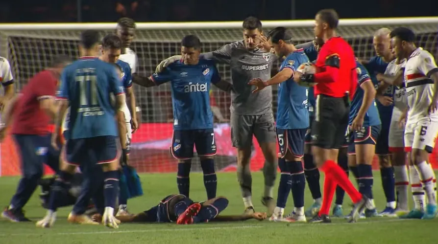 Jogador do Nacional do Uruguai passa mal durante jogo contra o São Paulo e é levado para UTI com 'arritmia cardíaca'