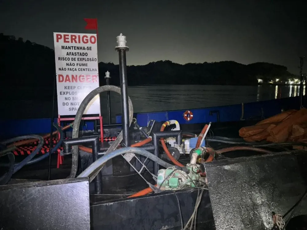 Polícia prende integrantes de grupo que roubava derivado de petróleo em alto-mar na Bahia