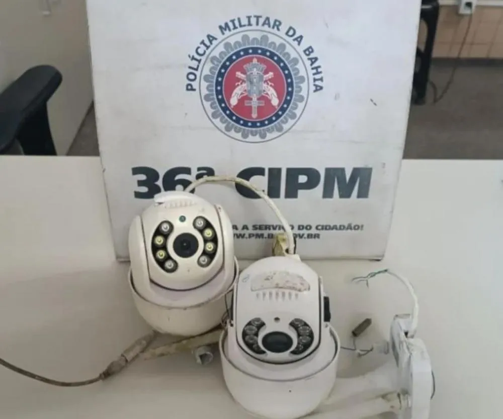 PM remove câmeras de vigilância clandestina em Dias d’Ávila