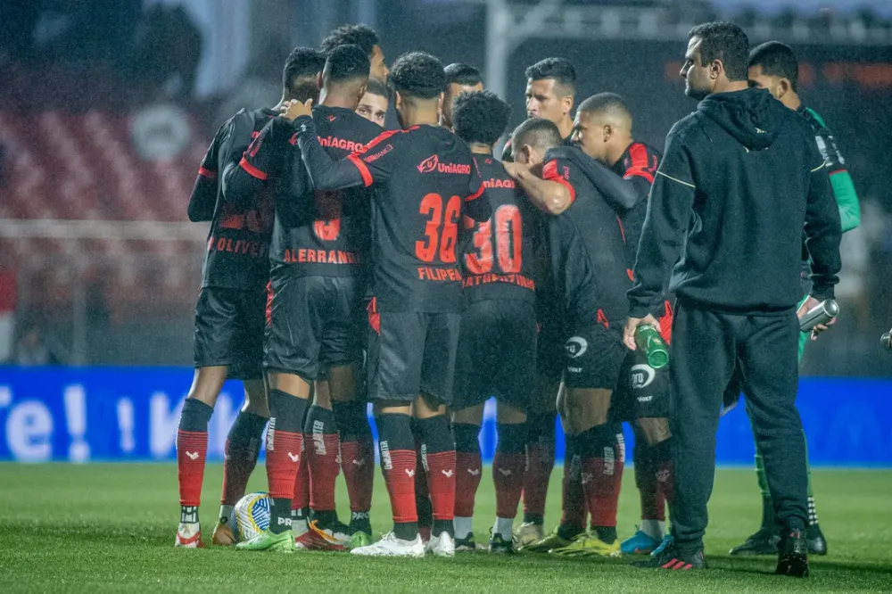 Vitória desafia histórico desfavorável para escapar do rebaixamento